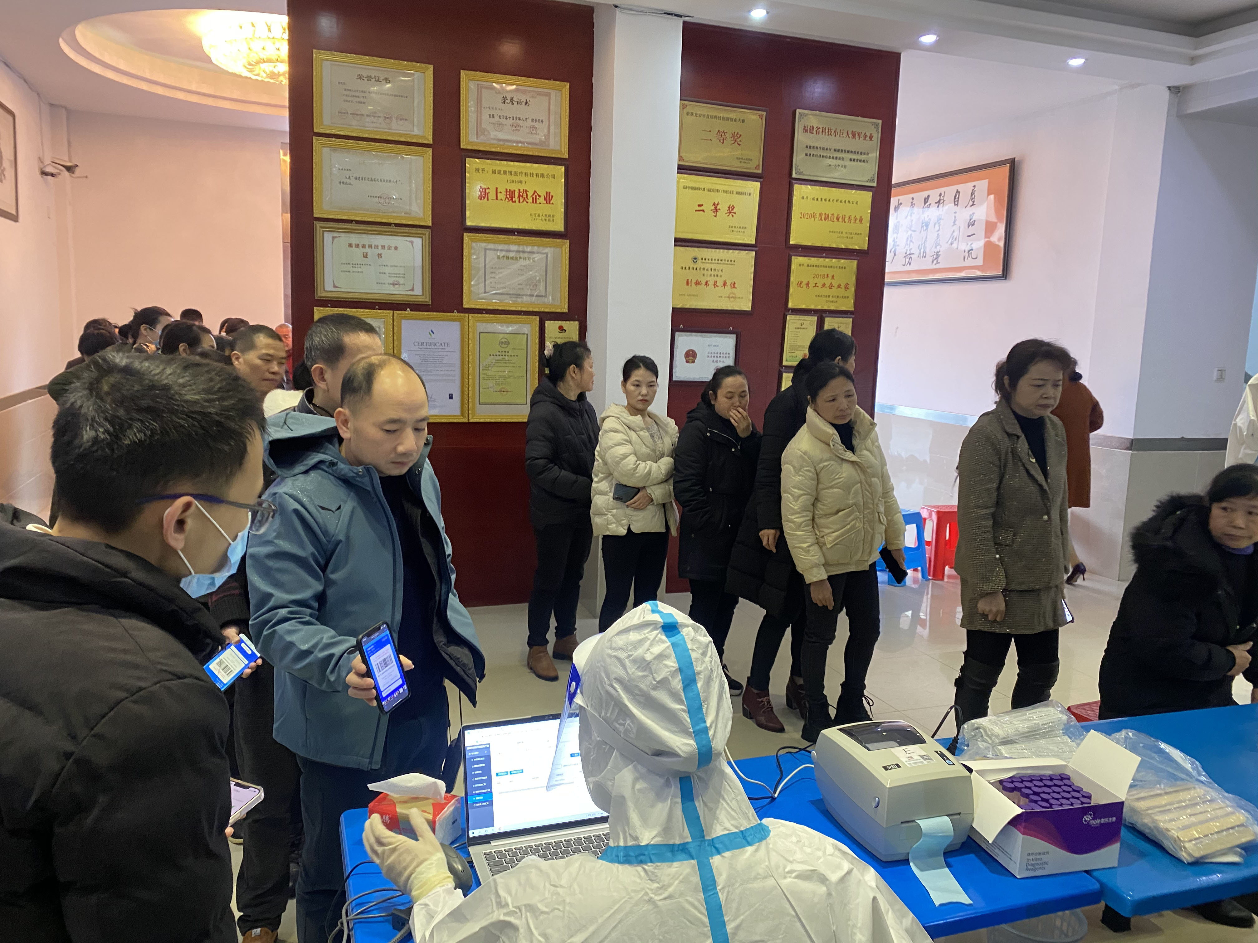 长汀县疾控中心来我司对全体员工进行核酸检测采集